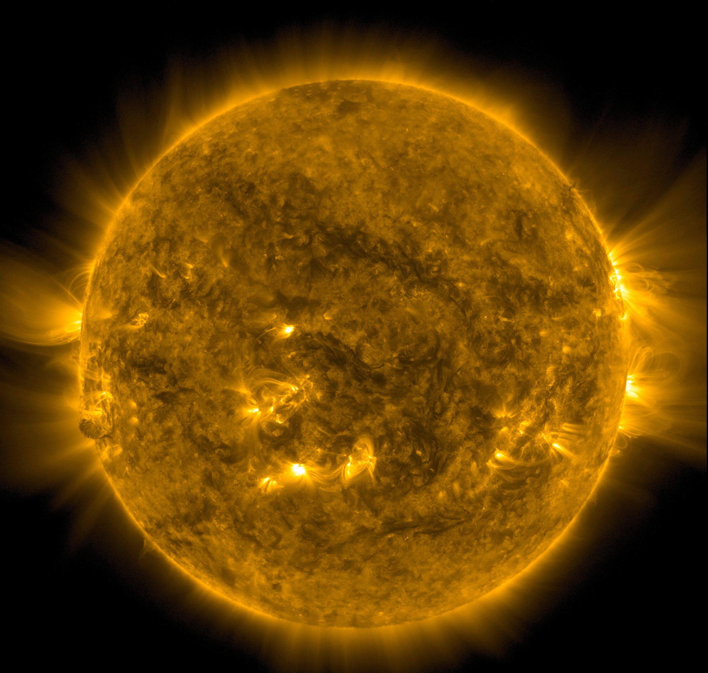 El sol fotografiado por el observatorio solar SDO de la NASA en luz ultravioleta