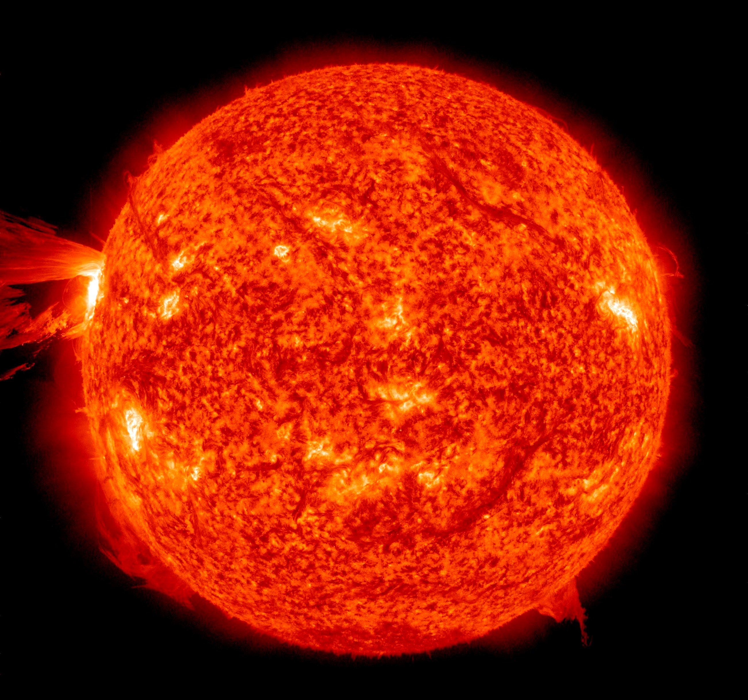 Erupción solar masiva fotografiada por la NASA, plasma expulsado desde el borde del sol