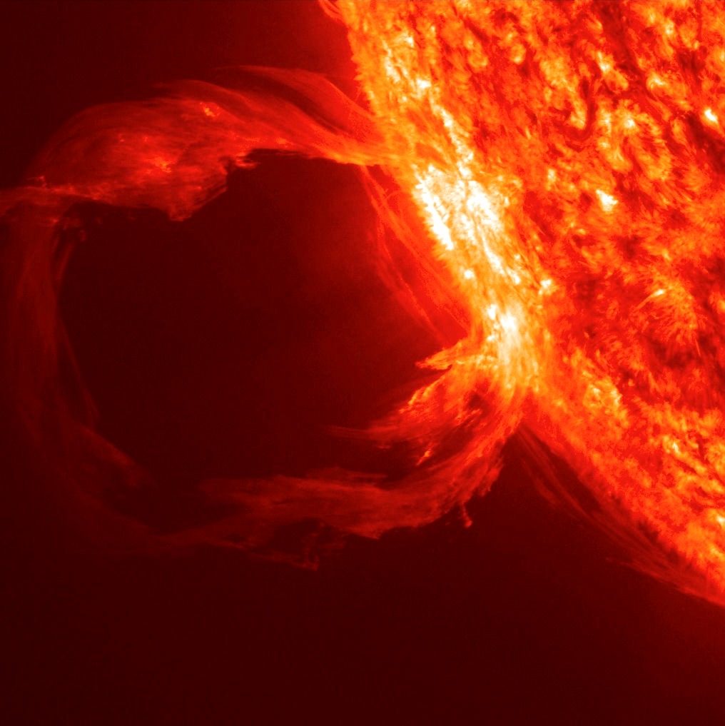 Prominencia solar en forma de anillo fotografiada por la NASA
